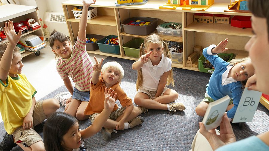 Una maestra en un aula de Educación Infantil