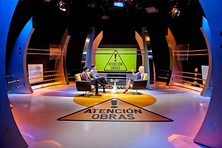 En el decorado de 'Atención obras!', con nuestros invitados