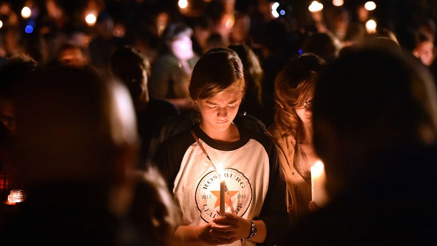 Vigilia en Roseburg, Oregon, por los diez estudiantes asesinados en un tiroteo