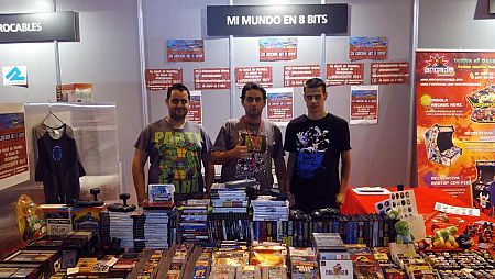 Víctor Trenado, flanqueado por dos de sus compañeros en el 'stand' de 