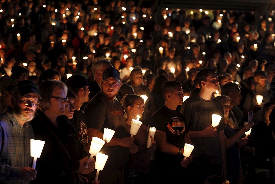 Vecinos de Roseburg participan en una vigilia por las víctimas del tiroteo en el campus de Umpqua.