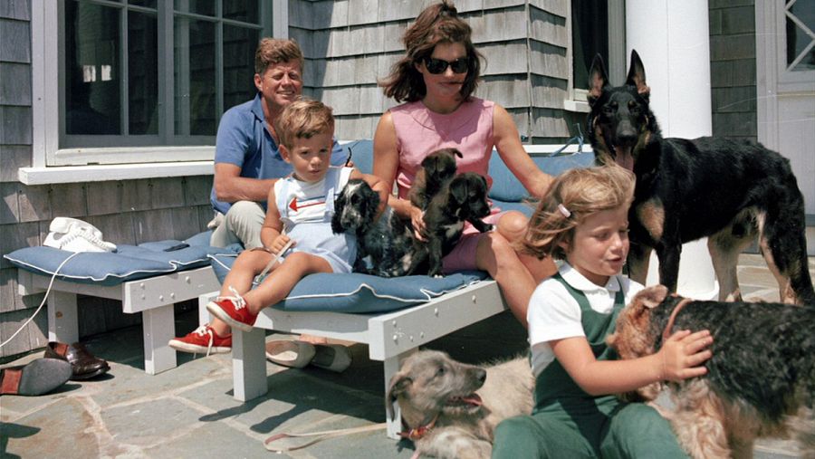 John F. Kennedy y su esposa Jackie junto a sus hijos y sus perros.