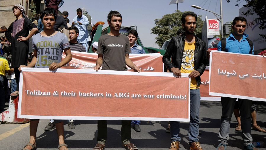 Varios afganos protestan contra los talibanes en Kabul