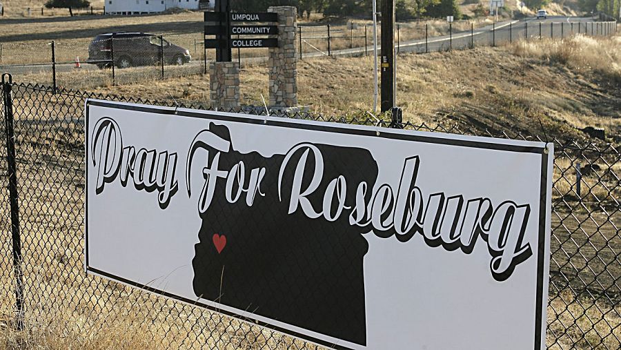 Un cartel invita a rezar por las víctimas en la entrada de la universidad de Umpqua