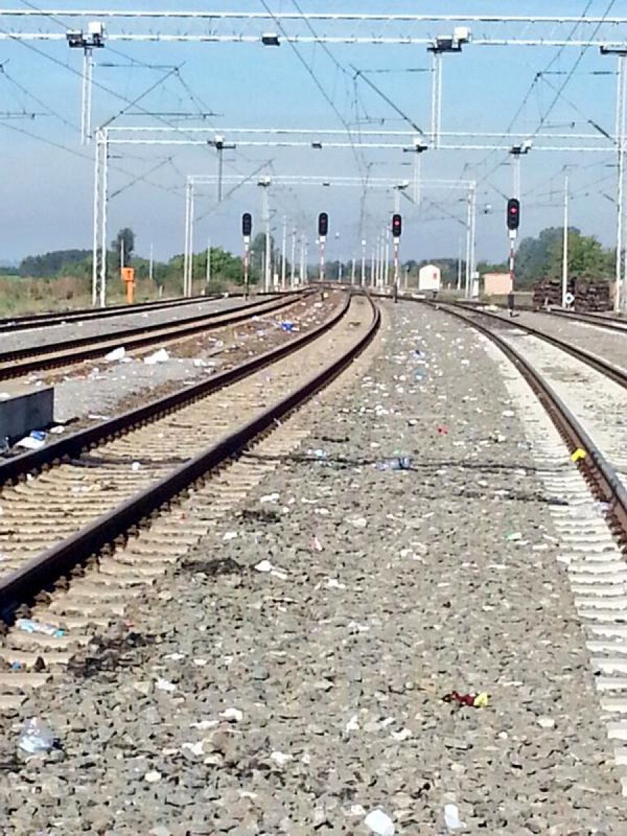 Vías impregnadas de desesperación. Decoradas con restos que deja el caos. Tovarnik (Croacia), frontera con Serbia. J.C.Gallardo