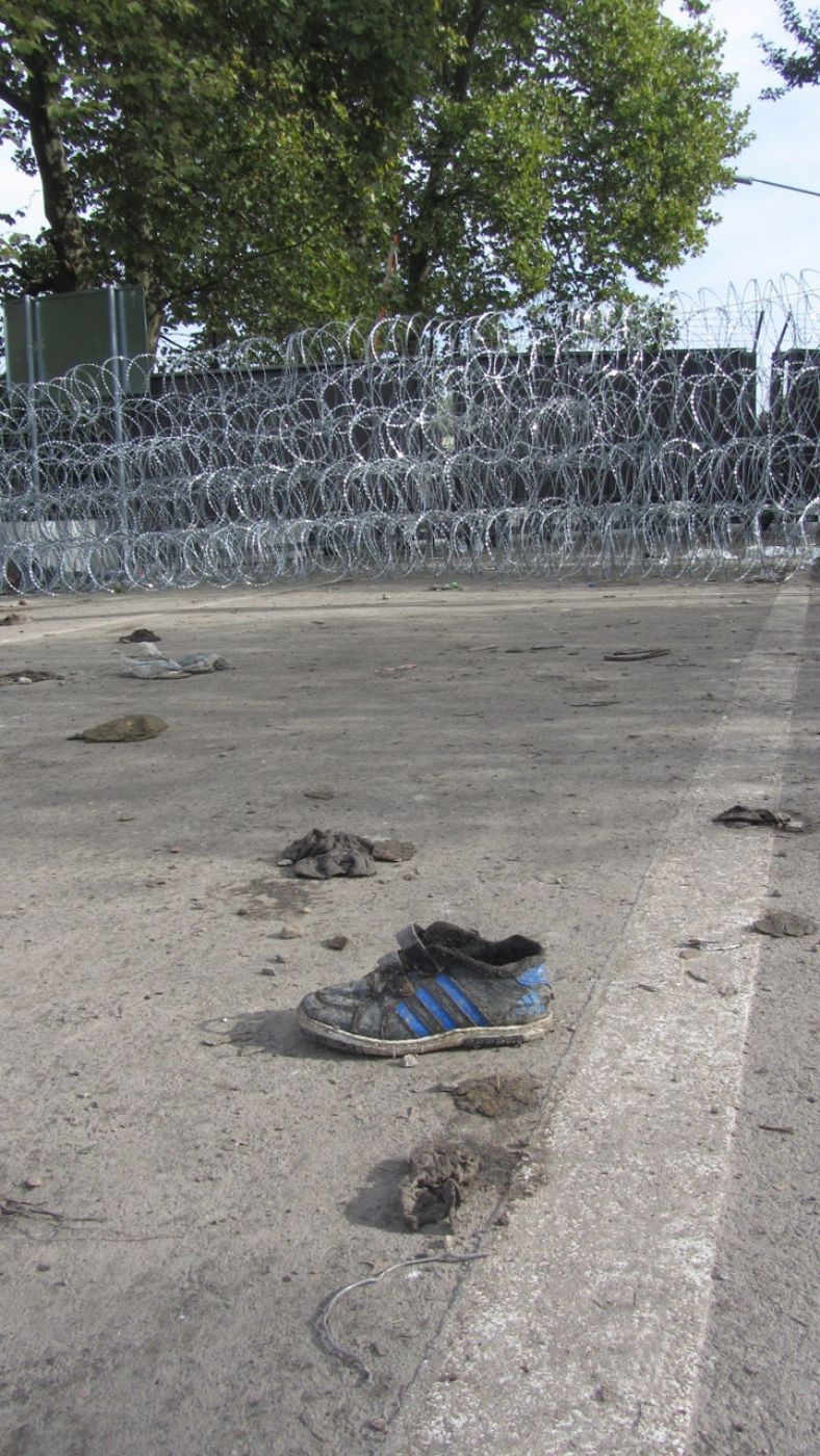 Una zapatilla perdida, el día después de la carga policial húngara (16 sept). Horgos (Serbia), frontera con Hungría. J.C.Gallardo