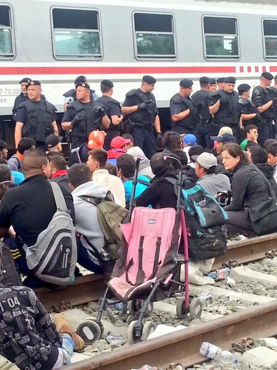 Un carrito abandonado entre la multitud que espera poder subirse al tren. Tovarnik (Croacia), frontera con Serbia. J.C.Gallardo