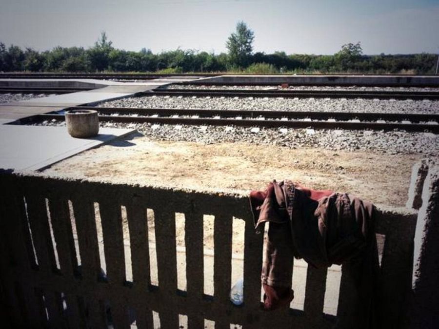 Lo que sobra o ya no sirve (del todo) queda atrás. Tovarnik (Croacia), frontera con Serbia. J.C.Gallardo