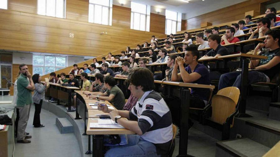 Estudiantes universitarios durante una clase