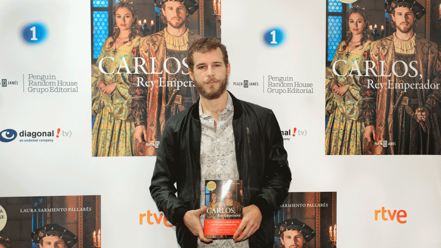 Álvaro Cervantes aparece en la portada de 'Carlos, Rey Emperador'