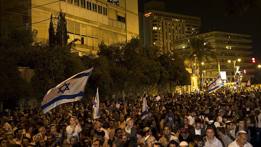 Manifestación de la derecha israelí frente a la residencia del primer ministro, Benjamín Netanyahu, en Jerusalén, el 5 de octubre. REUTERS/Ronen Zvulun