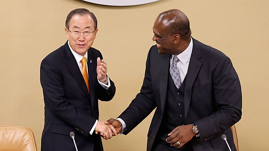 El ex presidente de la Asamblea General de la ONU, John Ashe, junto a Ban Ki-moon