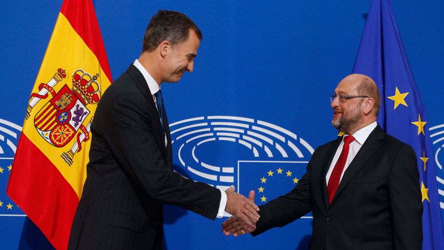 El rey Felipe VI saluda al presidente del Parlamento europeo, Martin Schulz