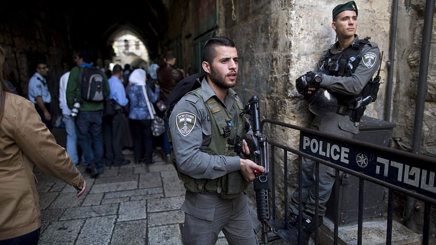 Policías de fronteras israelíes en Jerusalén, en el lugar en el que una mujer palestina ha acuchillado a un hombre