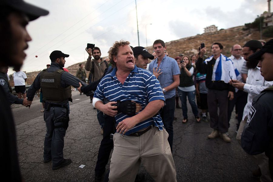 La policía israelí impide a colonos judíos entrar en la ciudad de Beit Sahour, en Cisjordania, durante una protesta.