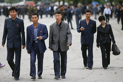 Norcoreanos asisten a un partido de fútbol entre Filipinas y Corea del Norte en Pyongyang