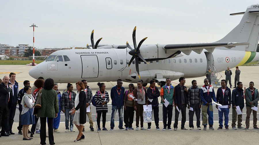 El grupo de refugiados eritreos trasladados de Italia a Suecia posa para la foto en el aeropuerto de Ciampino, Roma, el 9 de octubre de 2015. AFP PHOTO / ANDREAS SOLARO