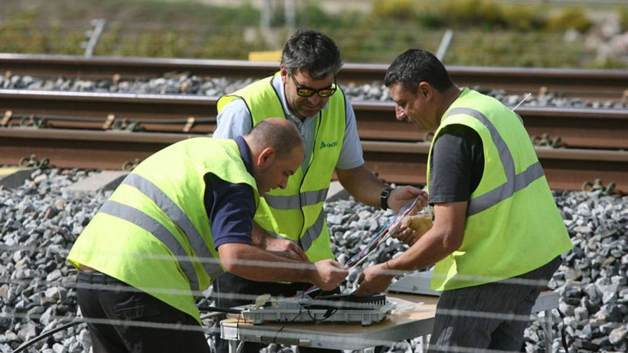 Técnicos de Adif reparan los cables del sistema de señalización del AVE cortados en el municipio barcelonés de Granada del Penedés