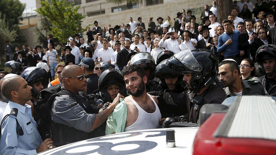 La Policía israelí detiene a un palestino sospechoso de acuchillar a un joven en Jerusalén, el 9 de octubre de 2015. REUTERS/Baz Ratner
