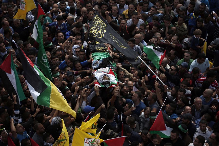 Funeral por Muhamad Halabi en Surda, cerca de Ramala. Halabi mató supuestamente a dos israelíes en la Ciudad Vieja de Jerusalén el 3 de octubre, antes de ser abatido. AFP PHOTO / ABBAS MOMANI