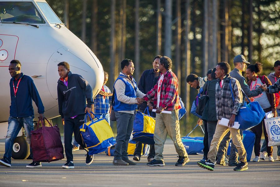 Los primeros refugiados trasladados en la UE llegan a Suecia