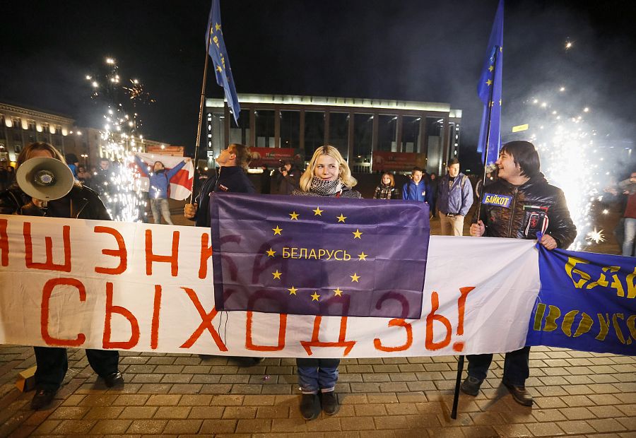 Opositores protagonizan una marcha no autorizada para protestar por las elecciones en Minsk.