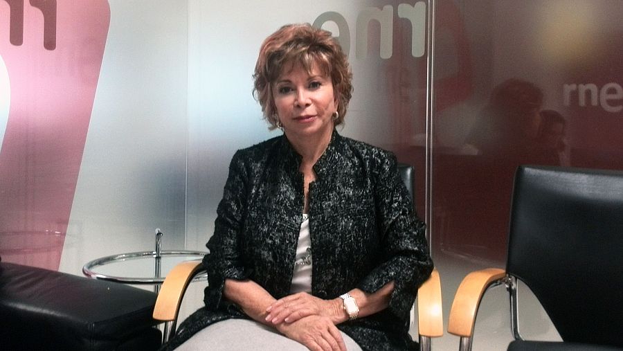 Isabel Allende, en los estudios de Radio Nacional.