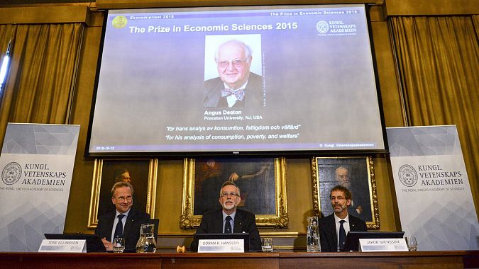 La fotografía de Deaton, proyectada en la sede de la Academia de Ciencias de Suecia, en el momento de anunciarse el galardón