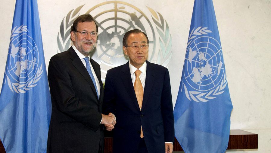 El presidente del Gobierno, Mariano Rajoy, saluda al secretario general de la ONU, Ban Ki-moon, al comienzo de la reunión que han mantenido en la sede de Naciones Unidas.