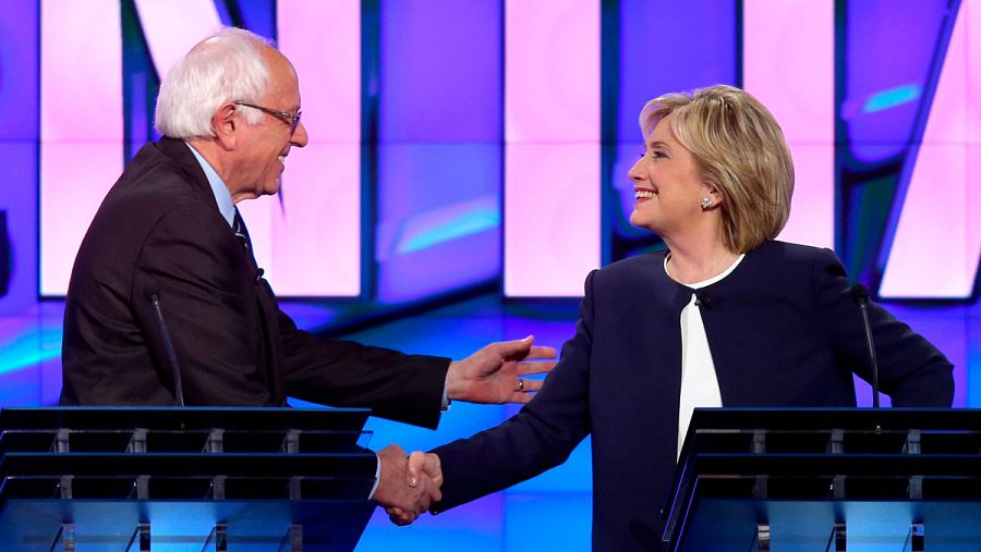 Los candidatos demócratas a la Casa Blanca, Bernie Sanders y Hillary Clinton se saludan durante el debate.