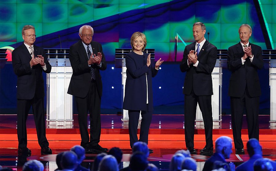 Los candidatos a la primarias del Partido Demócrata, Jim Webb, Bernie Sanders, Hillary Clinton, Martin O'Malley y Lincoln Chafee  .
