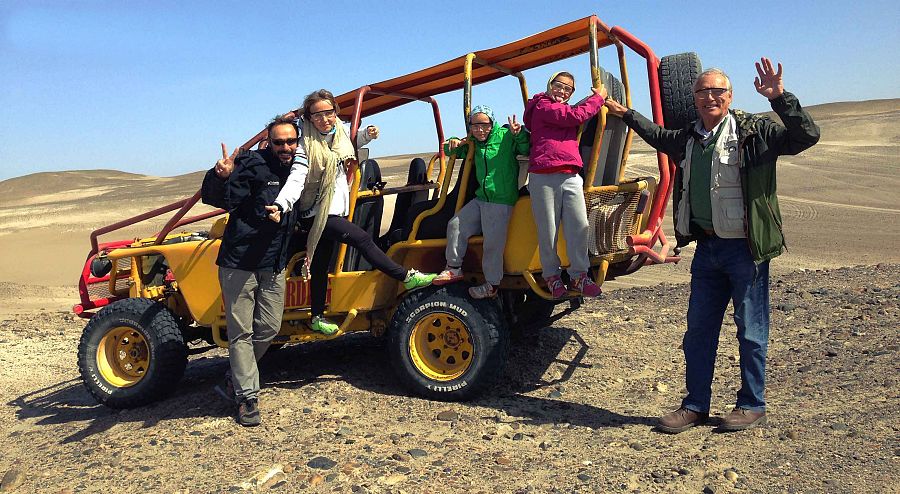 La familia al completo. Adrenalina a tope en el desierto de Huacachina, descendiendo en buggie