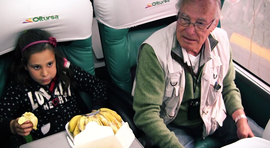 El abuelo con Candela