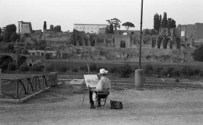 Ramón Gaya, pintando el Foro de Roma en julio de 1990