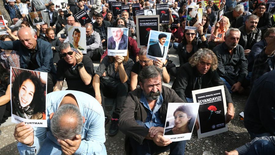 Manifestantes turcos muestran retratos de fallecidos en los atentados del sábado en Ankara