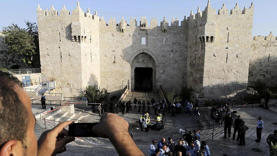 Puerta de Damasco, en la Ciudad Vieja de Jerusalén. Policías israelíes inspeccionan el cuerpo de un palestino abatido cuando intentaba, supuestamente, acuchillar a un agente