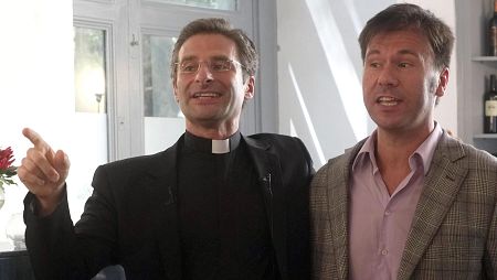 Krzysztof Charamsa, junto a su pareja tras una rueda de prensa