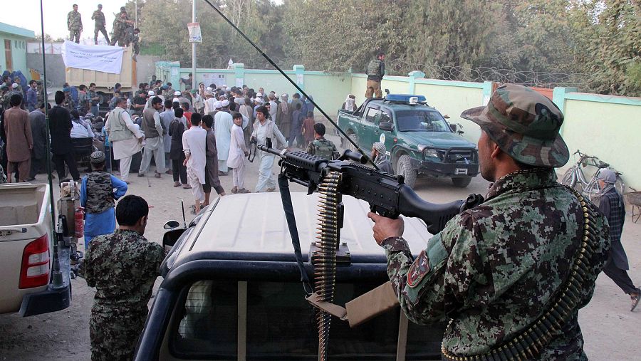 Fuerzas de seguridad afganas en Kunduz, norte del país, el 15 de octubre, tras retomar la ciudad de manos de los talibanes.  AFP PHOTO / Nasir WAQIF