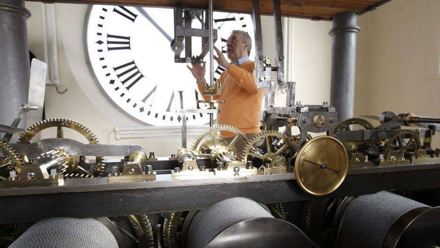 Jesús López Terradas, uno de los responsables del reloj ubicado en la Puerta del Sol