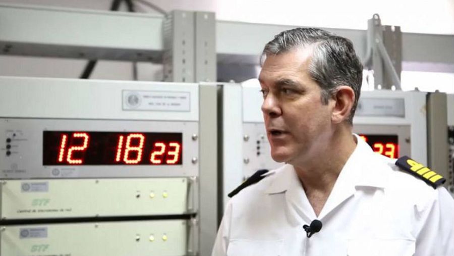 El Capitán de Navío Javier Galindo Mendoza, jefe de la sección de hora del Real Observatorio de la Armada, en San Fernando (Cádiz)