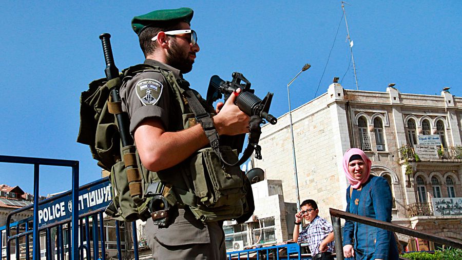 Un policía fronterizo de Israel vigila la puerta de Damasco, que da acceso a la Ciudad Vieja de Jerusalén