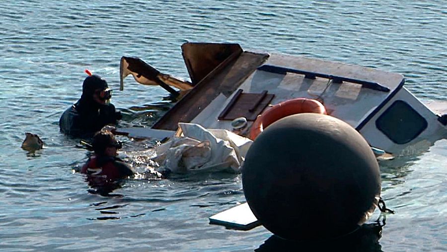 Los buzos de rescate junto al barco naufragado en Lesbos, en el que viajaban 39 inmigrantes