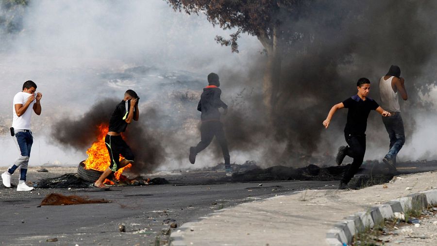 Varios palestinos se enfrentan a policías israelíes en el punto de control de Howara, cerca de la ciudad cisjordana de Nablus.