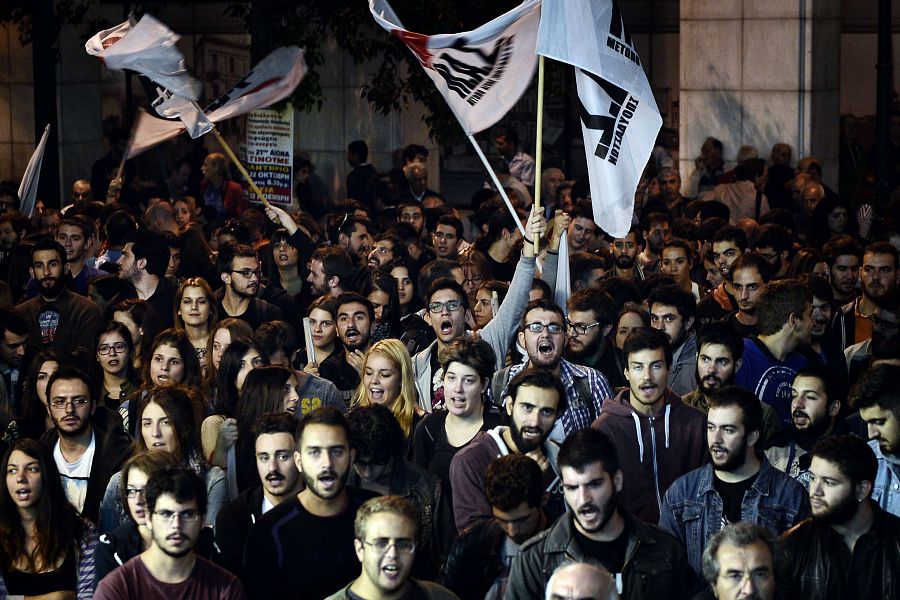 Estudiantes durante la protesta antiausteridad celebrada este viernes ante el Parlamento de Grecia.