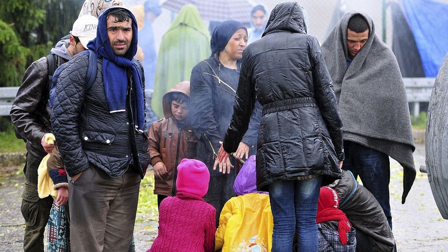 Refugiados esperan bajo la lluvia en la frontera entre Croacia y Eslovenia en Trnovec (Croacia), el 19 de octubre de 2015. EFE/Igor Kupljenik