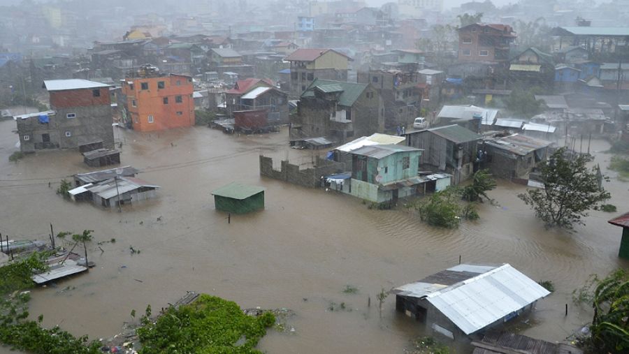 Casas parcialmente sumergidas en Baguio (Filipinas) tras el paso del tifón Koppu