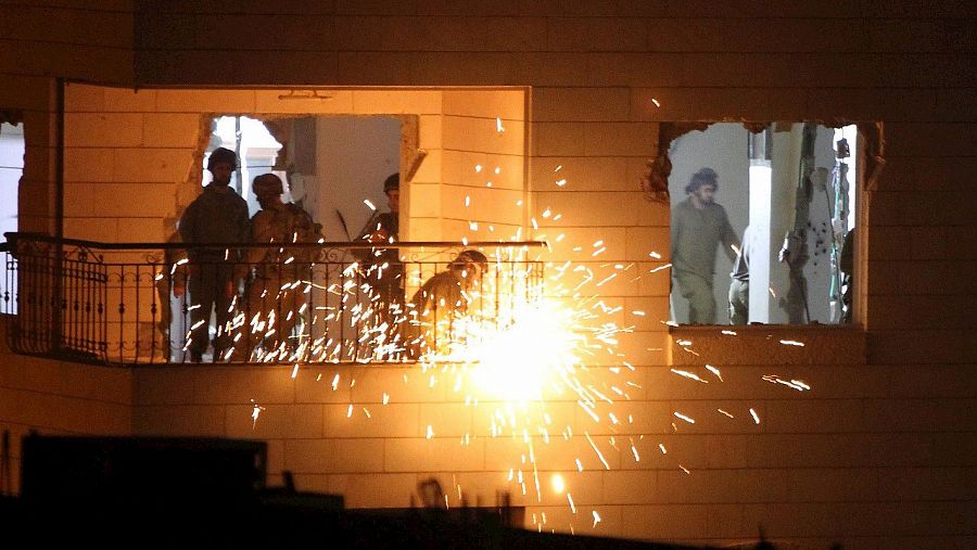 Soldados israelíes destruyen el interior del apartamento de Maher al-Hashlamun, un palestino condenado por el asesinato de una colona judía en 2014, en Hebrón, el 20 de octubre de 2015. AFP PHOTO/HAZEM BADER