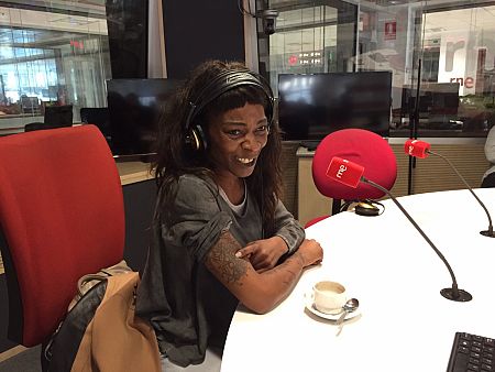 Concha Buika muestra sus tatuajes en 'Las mañanas de RNE'