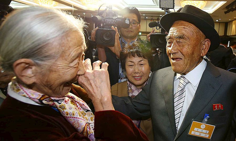 La surcoreana Lee Soon-kyu, de 85 años, se abraza a su marido norcoreano, Oh Se In, 83, tras décadas sin verse.