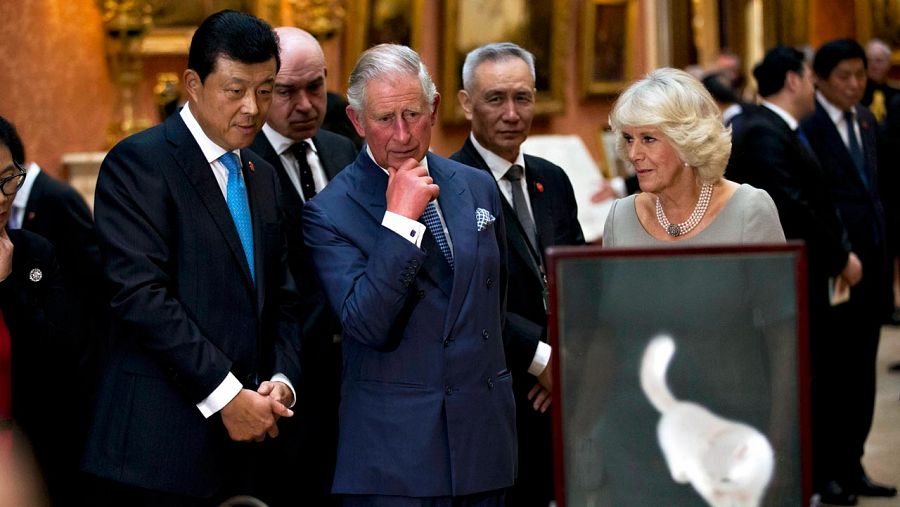 Carlos de Inglaterra y la duquesa de Cornualles acompañan a Xi Jingping a su llegada al palacio de Buckingham